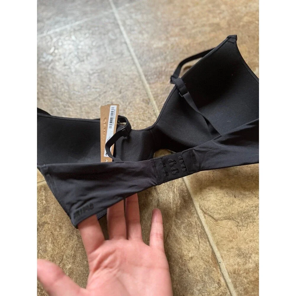 SKIMS Wireless foam lightly lined bra in Onyx - Picture 6 of 8